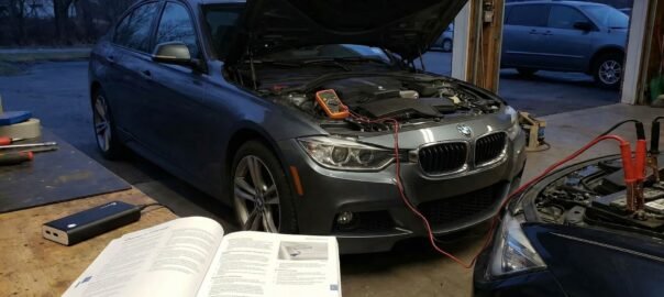 Tomas iš automobiliodiagnostika.lt, turintis 15 metų patirtį, sako: neskubėkite į parduotuvę. Šiame interviu aptariame, kas iš tikrųjų „vagia“ elektrą iš jūsų BMW E60 ir E90 modelių.